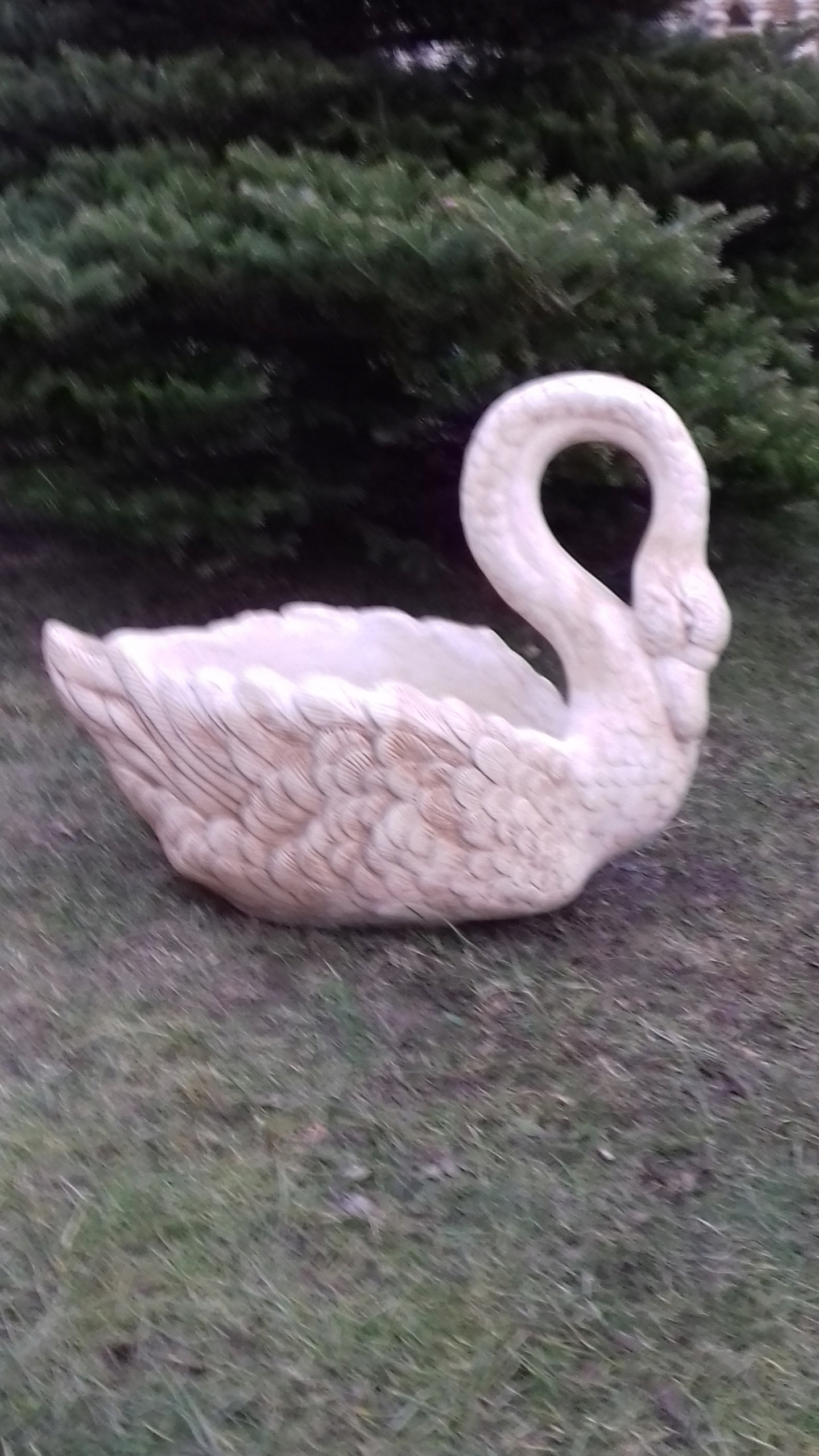 Záhradné figúrky, Labuť do záhrady, betónový kvetináč
